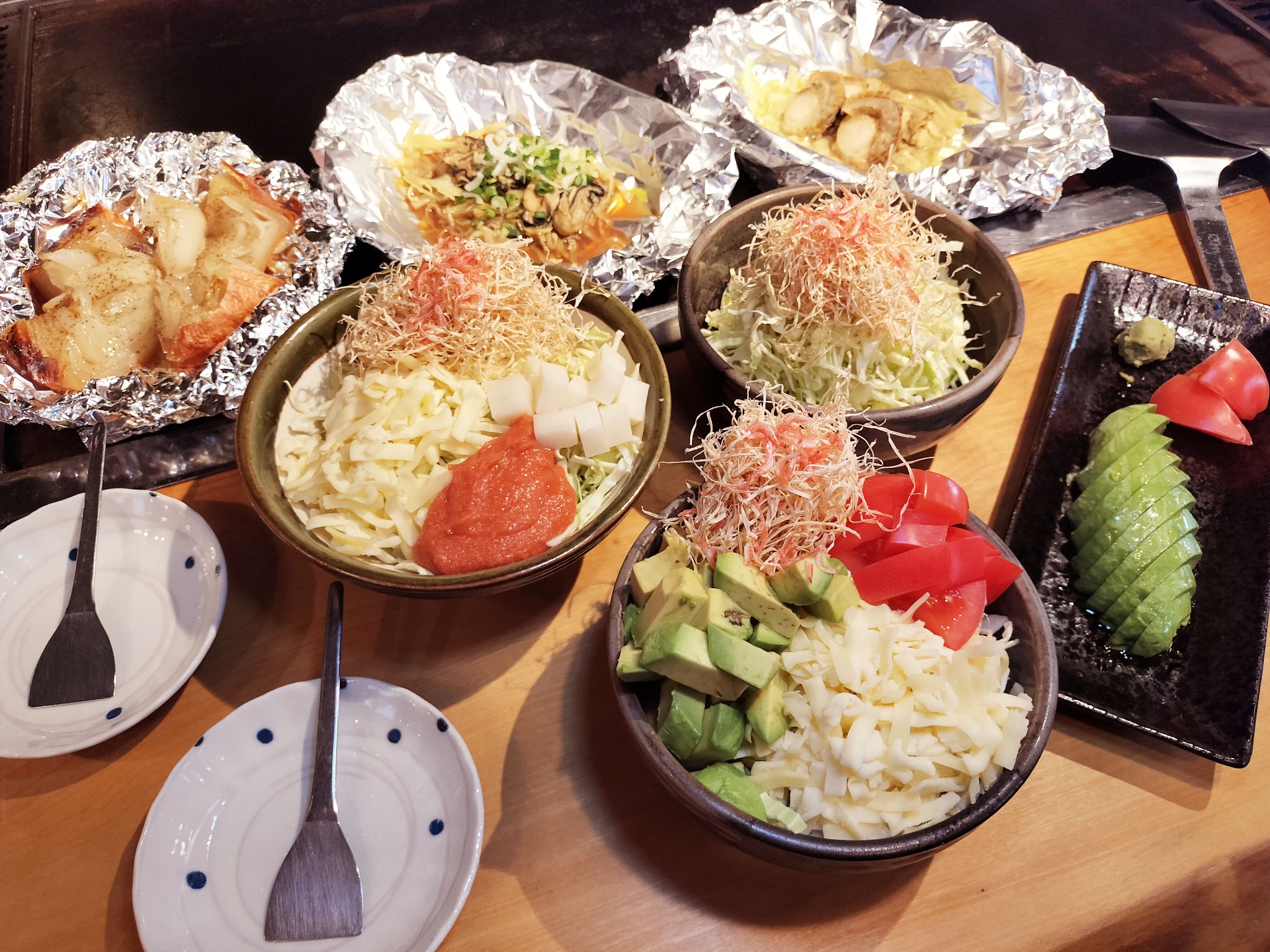 もんじゃ・鉄板焼き・一品料理のテーブル風景